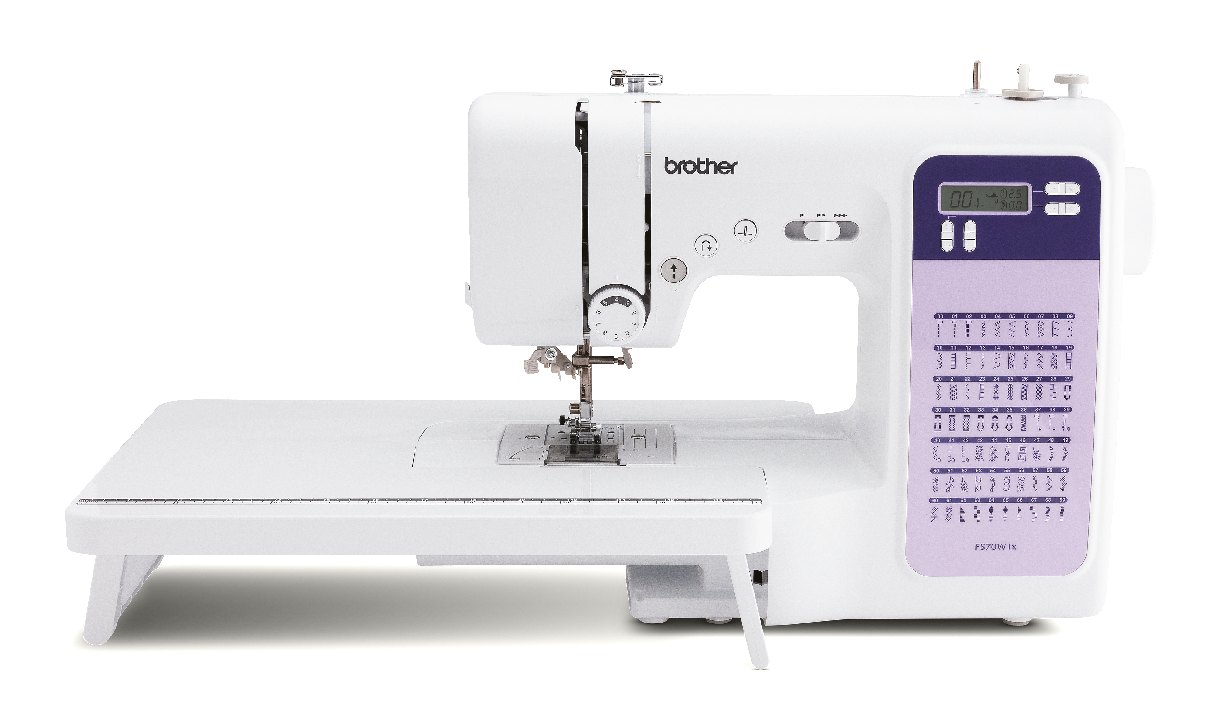 Eine weiße Brother Nähmaschine mit Erweiterungstisch, digitalem Display und Stichmusterübersicht auf lila Hintergrund.