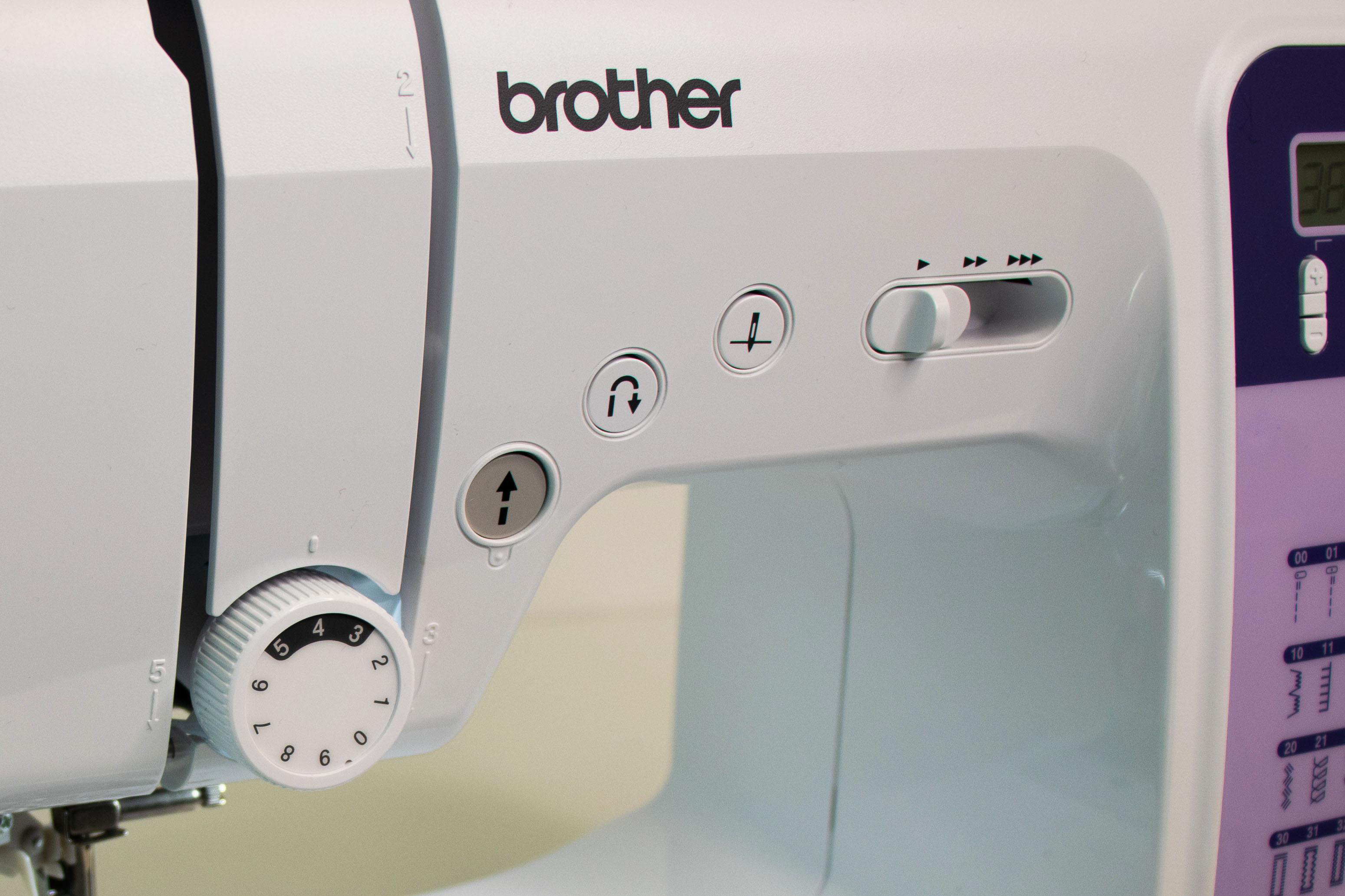 Nahaufnahme einer weißen Brother-Nähmaschine mit Tasten, Reglern und Digitaldisplay.