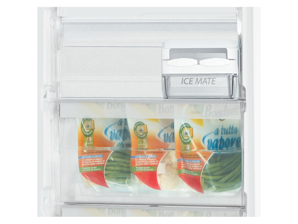 Interior de refrigerador con verduras congeladas en bolsas y una máquina de hielo. Estantes plásticos claros.