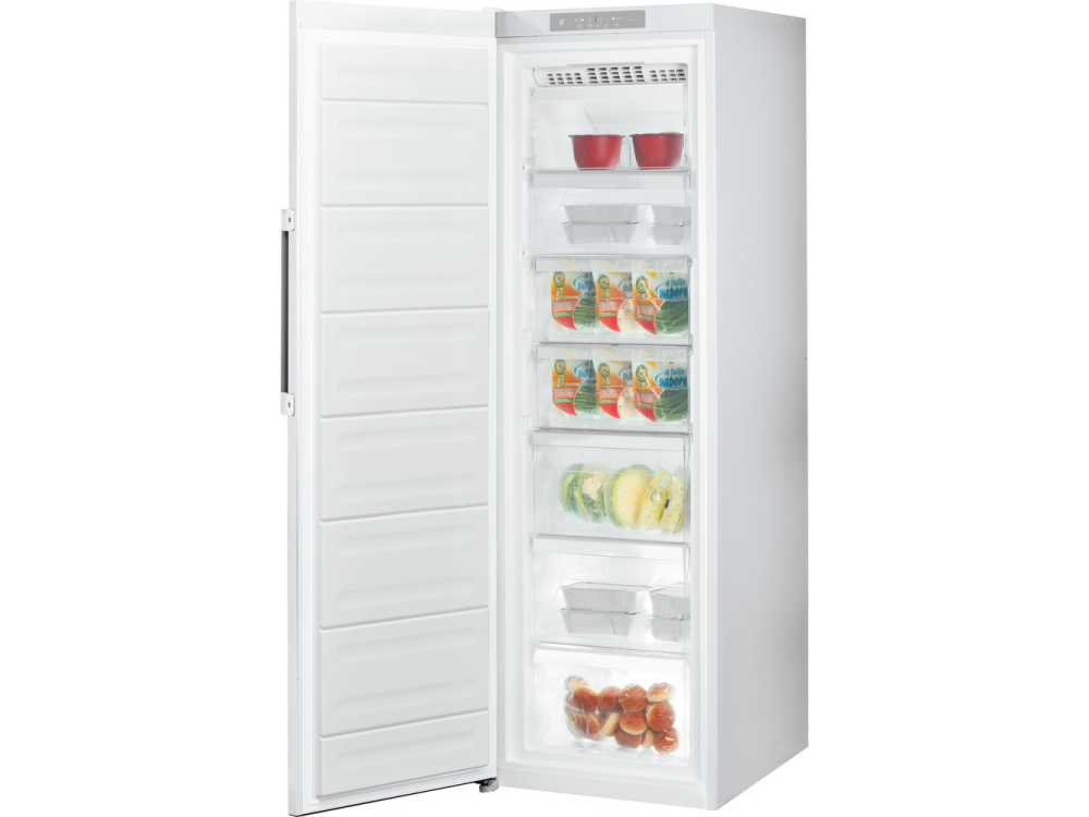 Congelador blanco abierto, mostrando estantes con alimentos. Puerta blanca, manija plateada. Fondo blanco.