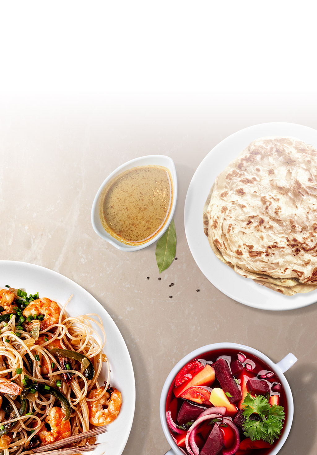 Overzichtsfoto van diverse gerechten: noedels met garnalen, soep, platbrood en een bieten-appelsalade.