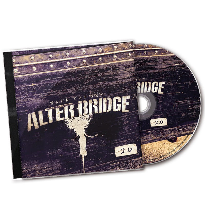 Egy CD-tok a „WALK THE SKY ALTER BRIDGE 2.0” album borítójával és egy CD-vel. A borító sötét lila színű.