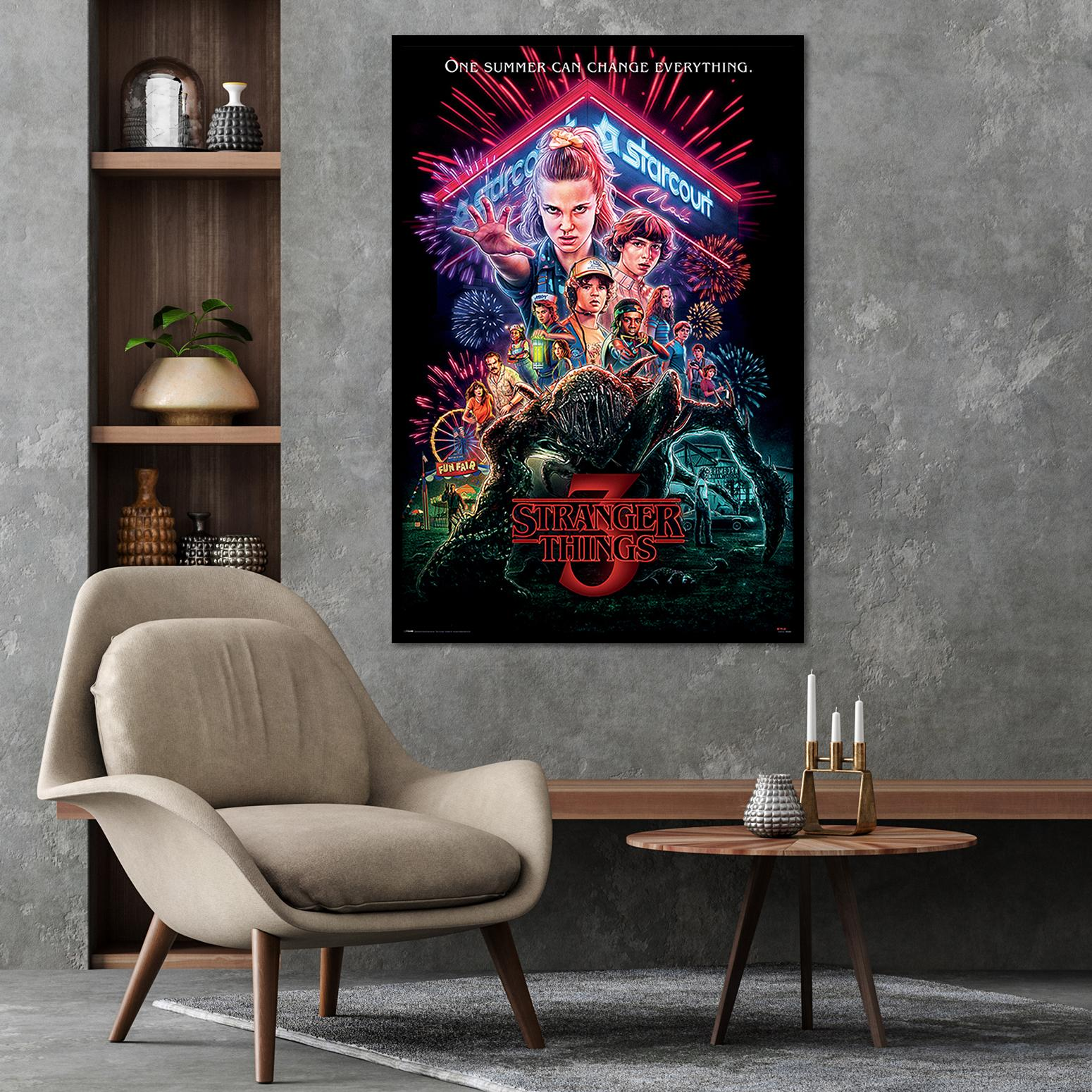 Stranger Things Poster an der Wand, Stuhl davor.
