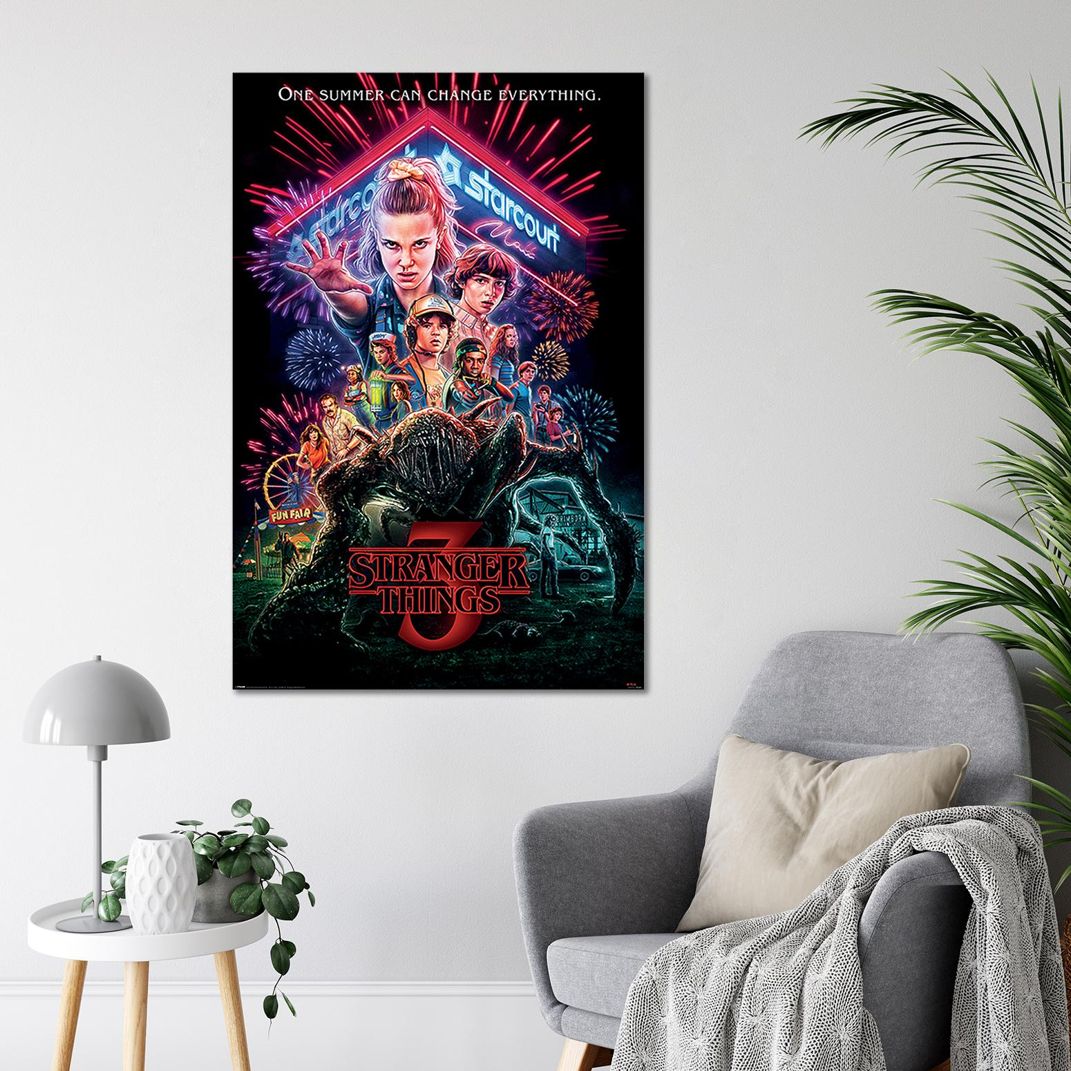 Ein 'Stranger Things'-Filmplakat an einer Wand. Ein grauer Stuhl und ein Beistelltisch sind im Vordergrund.