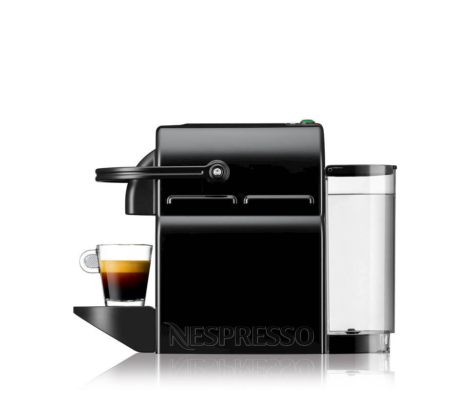 Schwarze Nespresso-Maschine mit Kaffee in einem Glasbecher und einem Wasserbehälter.
