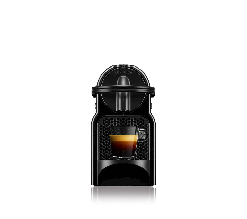 Schwarze Nespresso-Maschine mit Glas, gefüllt mit Kaffee.