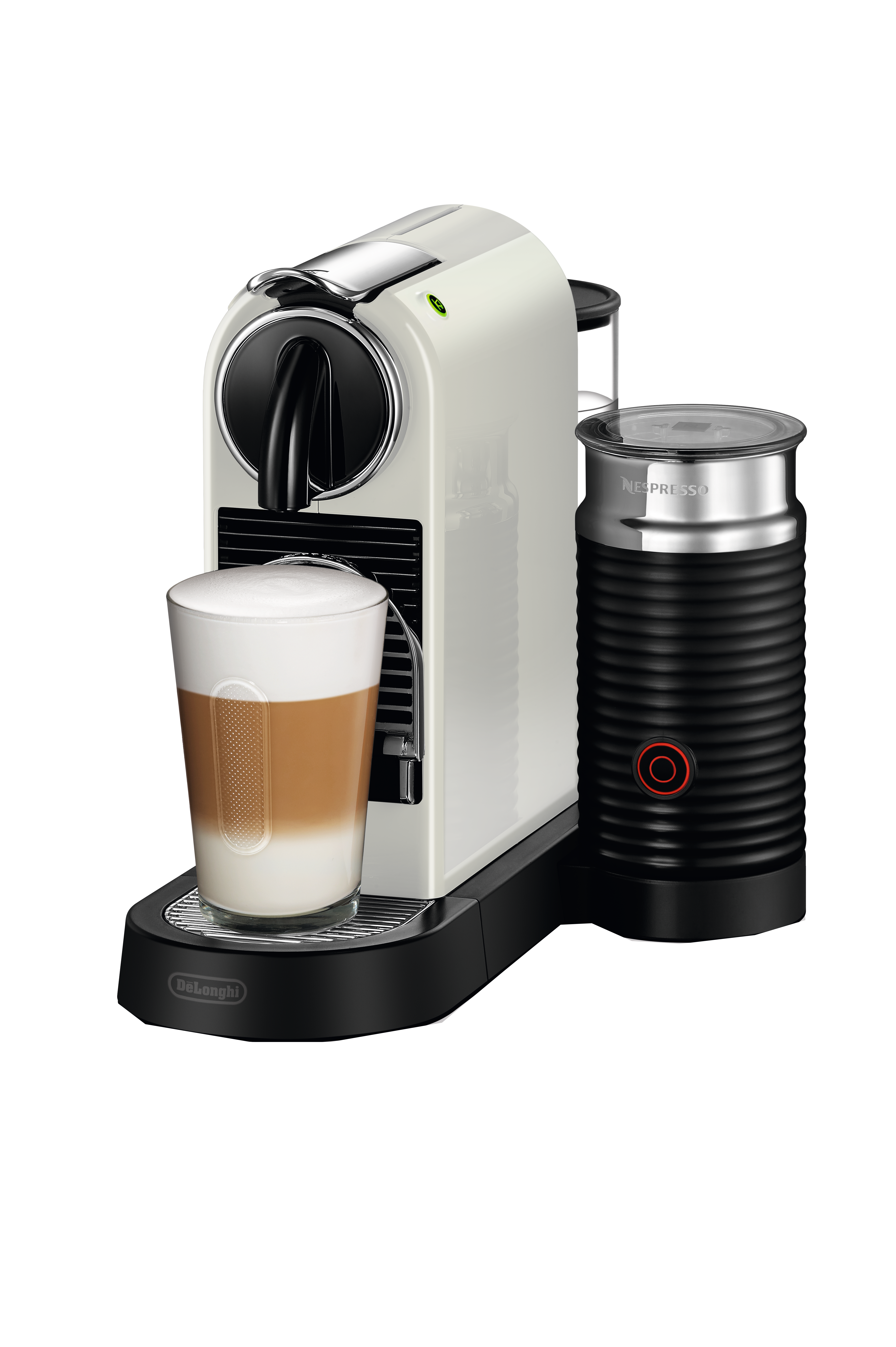 Cremefarbene Nespresso-Kaffeemaschine mit Milchaufschäumer und Latte in einem Glas.