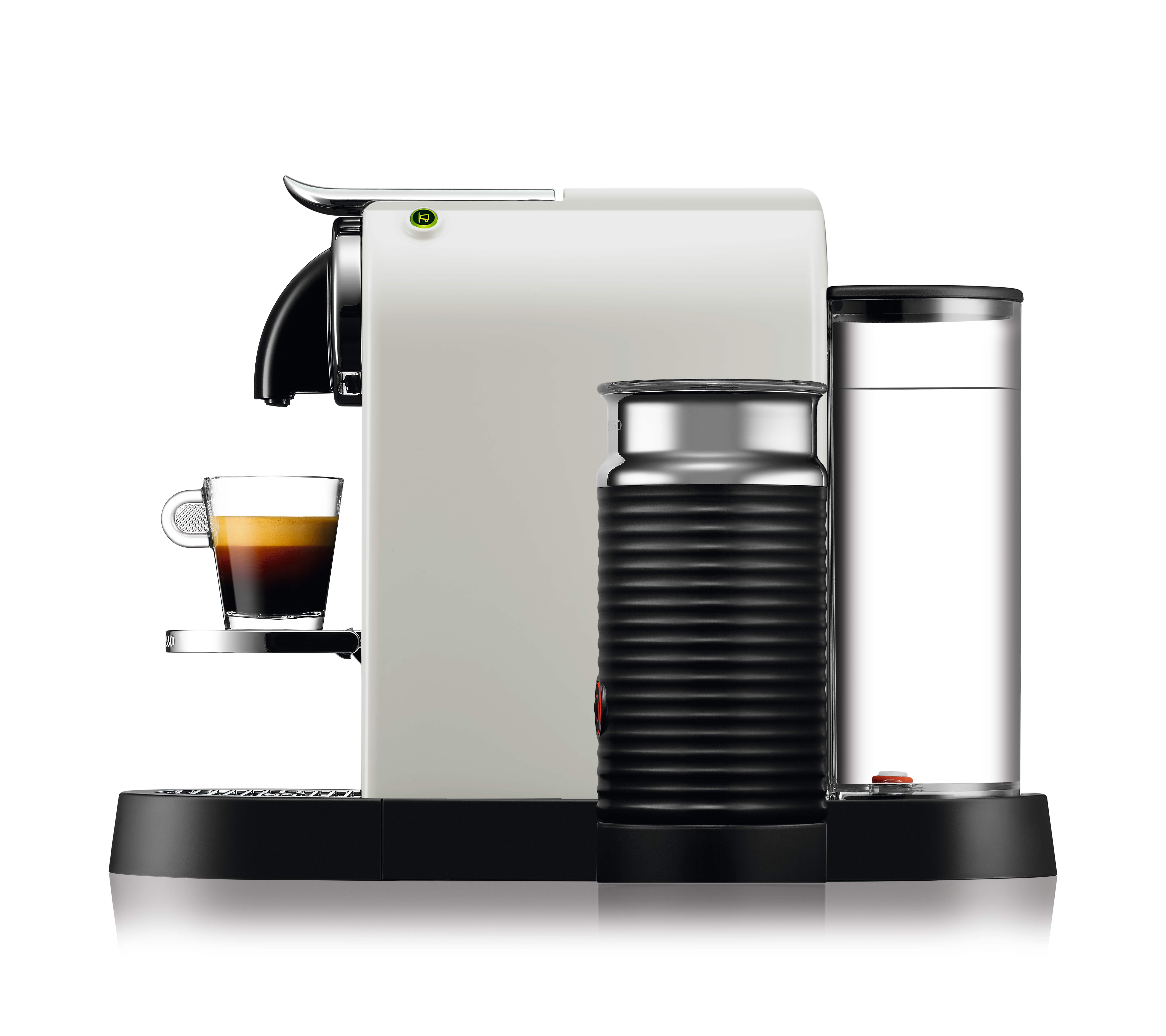Weiße Nespresso Kaffeemaschine mit schwarzem Milchaufschäumer, Kaffeeglas und Wassertank.