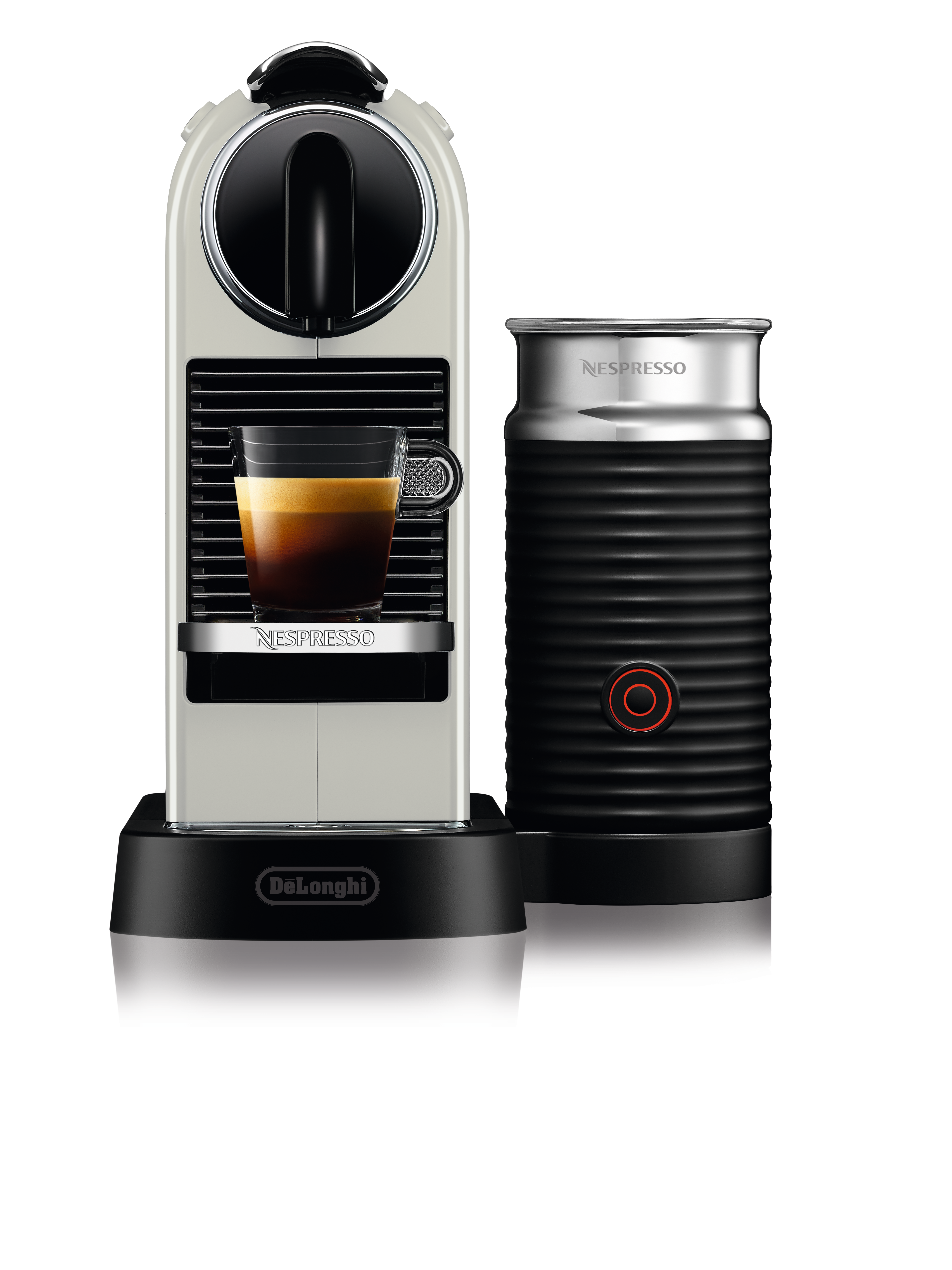 Cremefarbene Kaffeemaschine und schwarzer Milchaufschäumer auf weißem Grund.