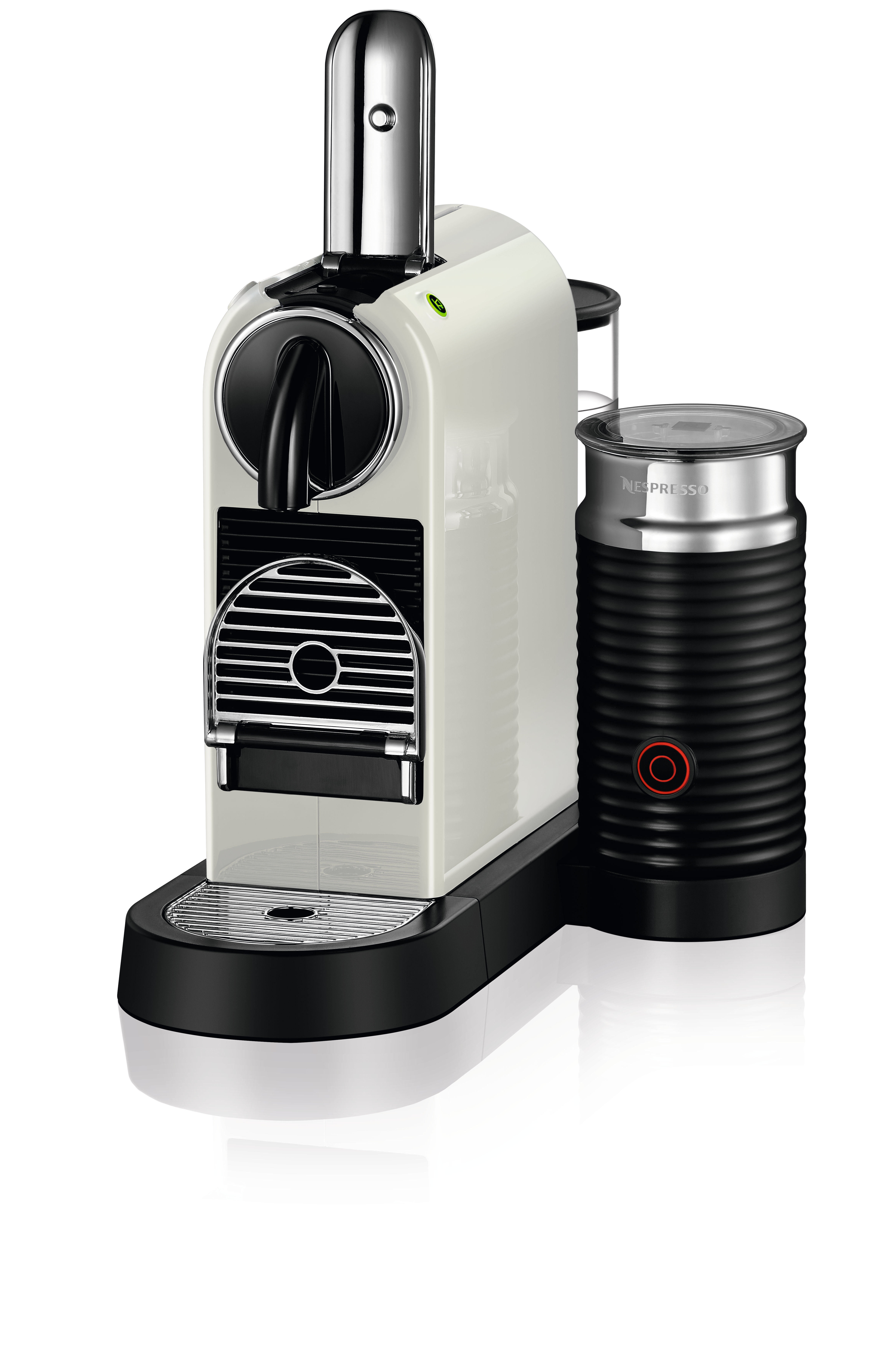 Beige Nespresso-Maschine mit schwarzem Milchaufschäumer. Auf weißem Hintergrund.
