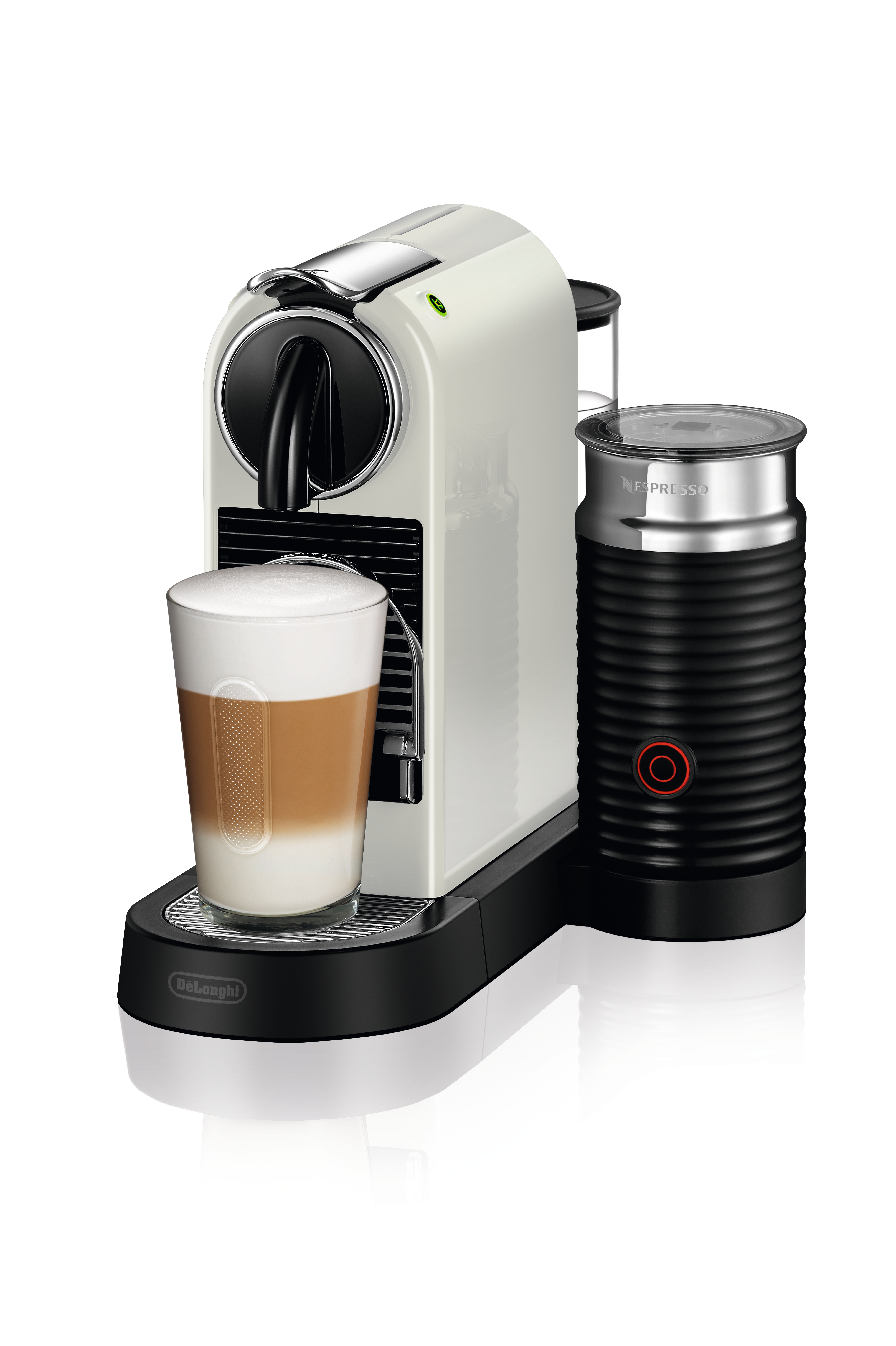 Cremefarbene Espressomaschine mit Milchaufschäumer. Ein Glas Latte wird zubereitet.