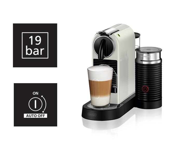 Nespresso Kaffeemaschine mit Kaffee und Milchaufschäumer auf weißem Hintergrund.