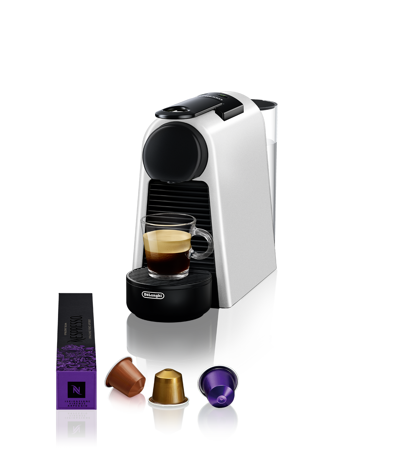 Weiße Nespresso-Maschine mit einer Tasse Kaffee und Kaffeekapseln.