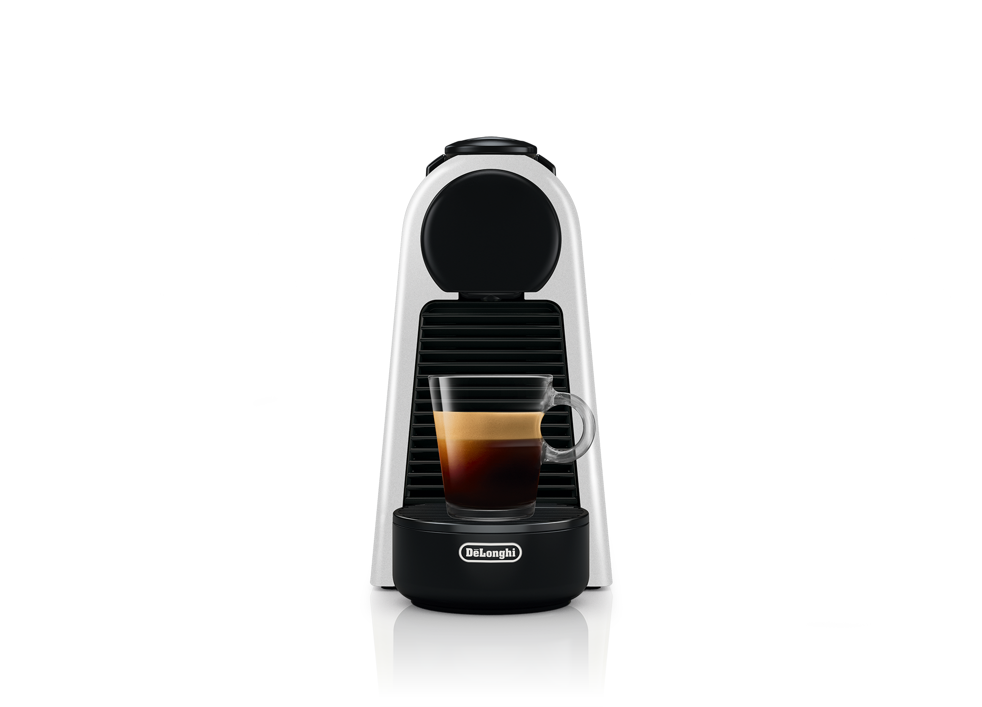 Eine weiße Kaffeemaschine mit einer Tasse Espresso darauf, vor schwarzem Hintergrund.