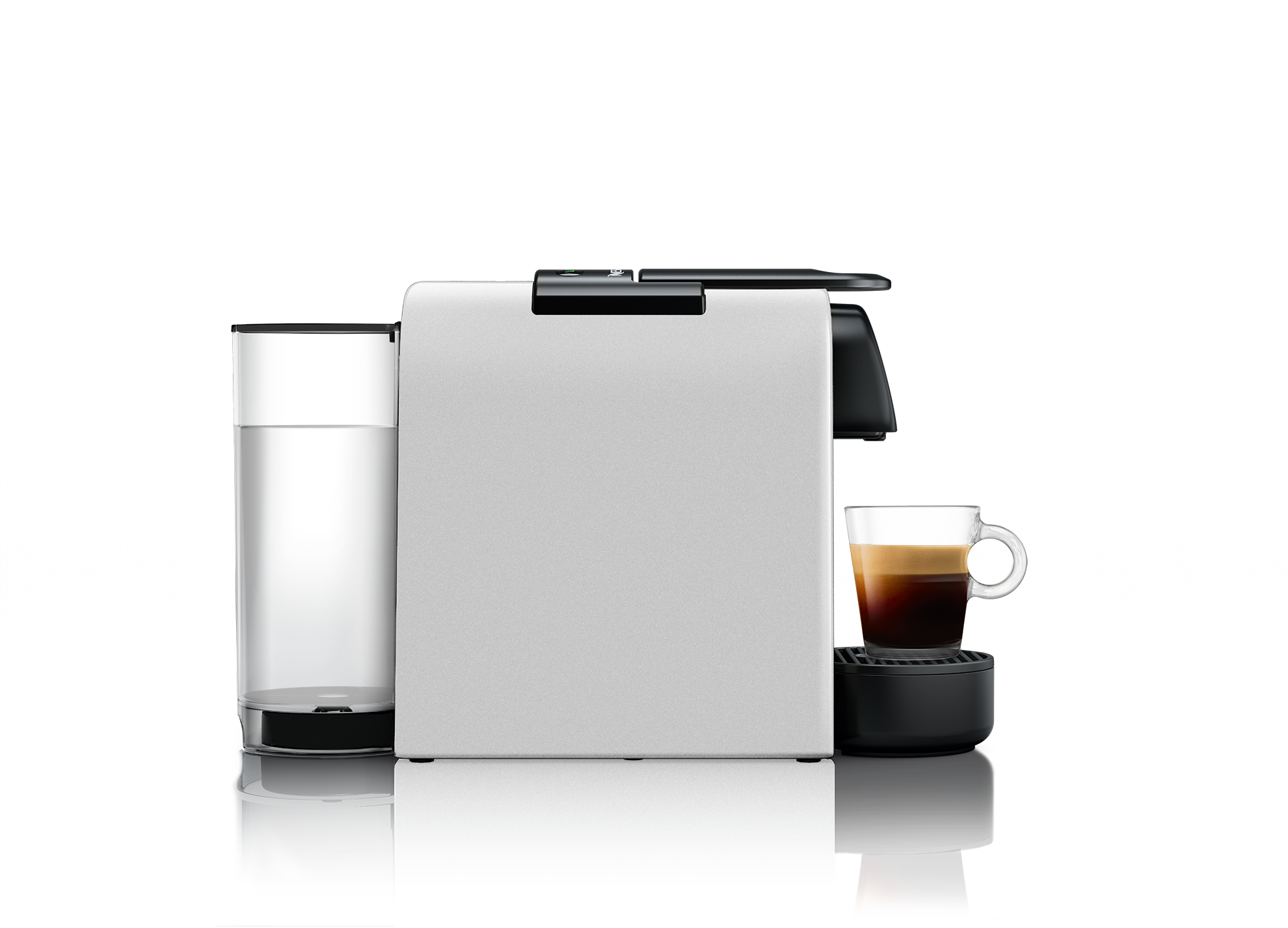 Eine weiße Kaffeemaschine mit einem Glas Espresso und einem Wassertank.