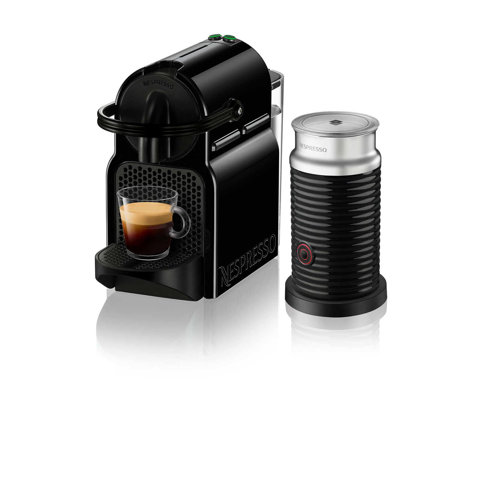 Schwarze Nespresso-Maschine mit einer Tasse Espresso. Rechts daneben ein Milchaufschäumer, ebenfalls schwarz und silber.