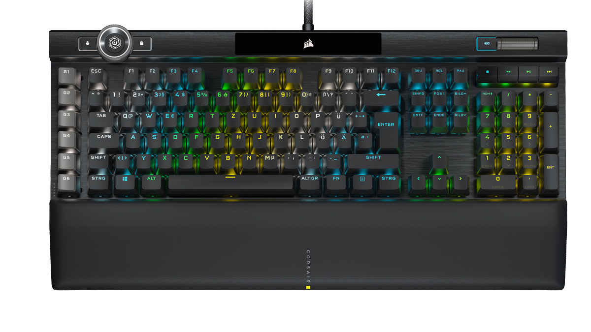 Eine schwarze Tastatur mit RGB-Beleuchtung und Handballenauflage. Marke Corsair unten.