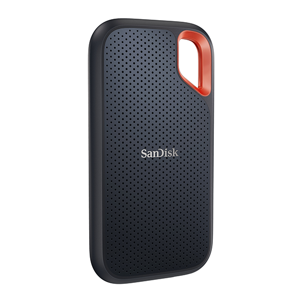 Een zwarte en blauwe draagbare Sandisk SSD met oranje accenten. Het Sandisk-logo is zichtbaar.