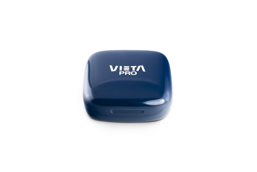 Una funda rectangular azul marino con el texto blanco 'VIETA PRO'. El fondo es negro.
