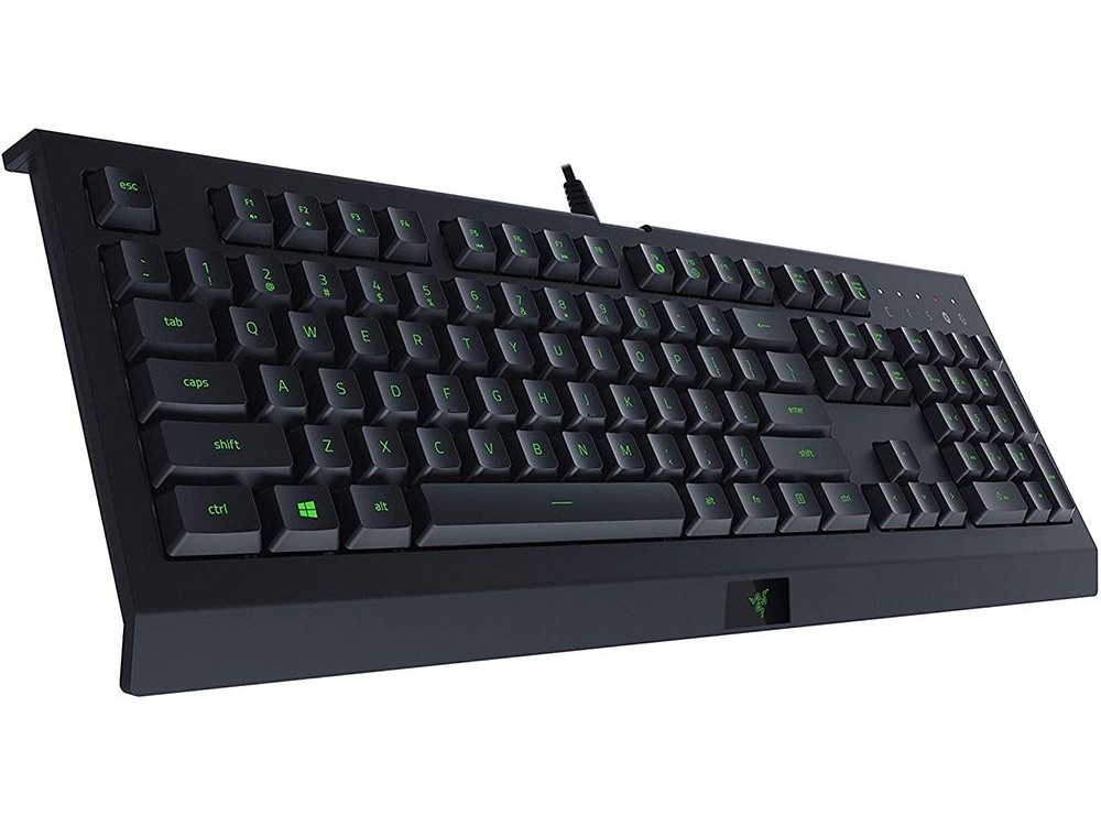 Un teclado Razer negro con teclas retroiluminadas verdes. El teclado está inclinado.