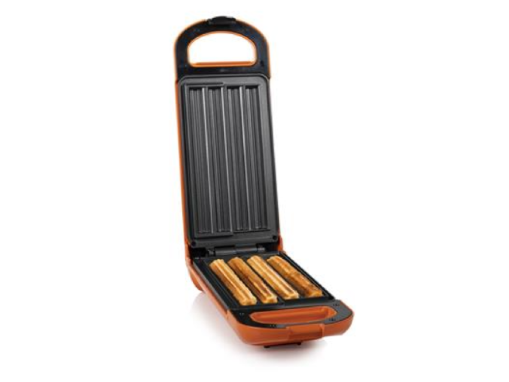 Una máquina de churros naranja abierta con cuatro churros dorados dentro.