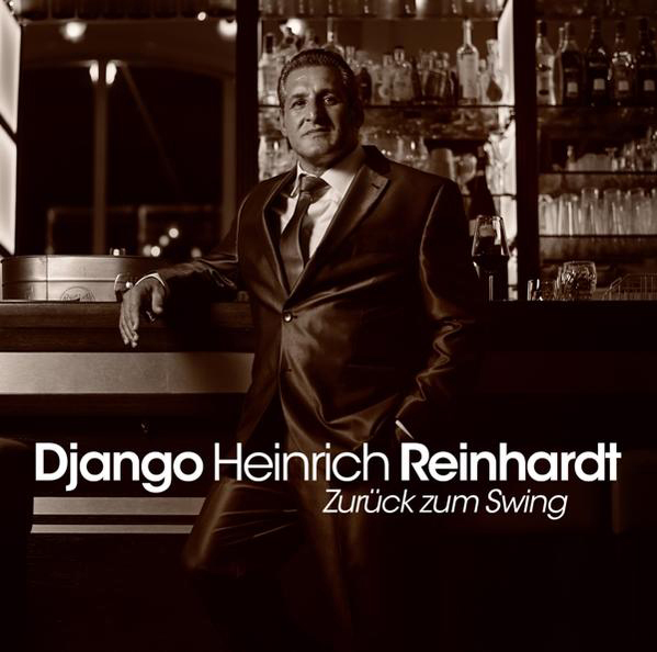 Ein Mann im Anzug an einer Bar, mit Text: Django Heinrich Reinhardt.