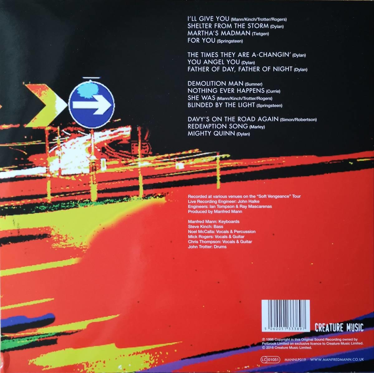 Rückseite einer Schallplatte mit Titelliste und Band-Credits. Der Hintergrund ist ein Straßenschild.