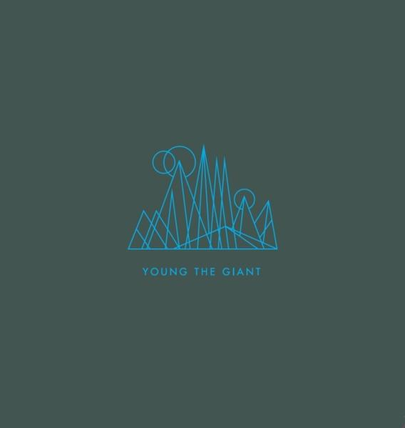 Geometrikus hegyvonulat kék vonalakban sötétzöld háttéren. A szöveg "Young the Giant" a hegyek alatt.