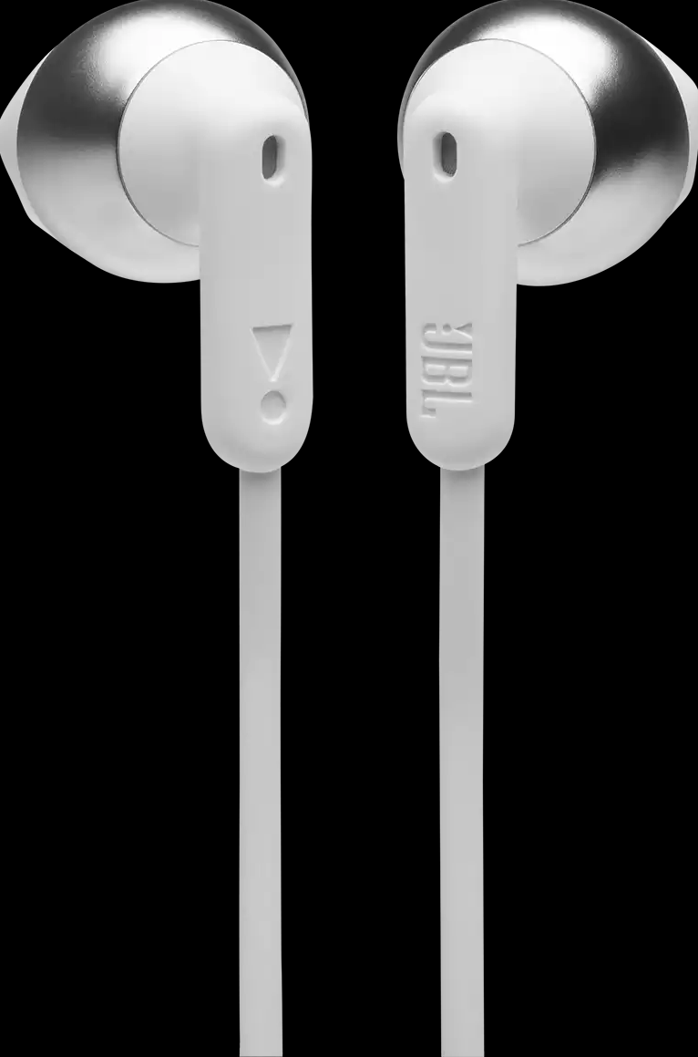 Paar weiße JBL In-Ear-Kopfhörer mit schwarzem Hintergrund. Das Markenlogo ist auf den Ohrhörern sichtbar.