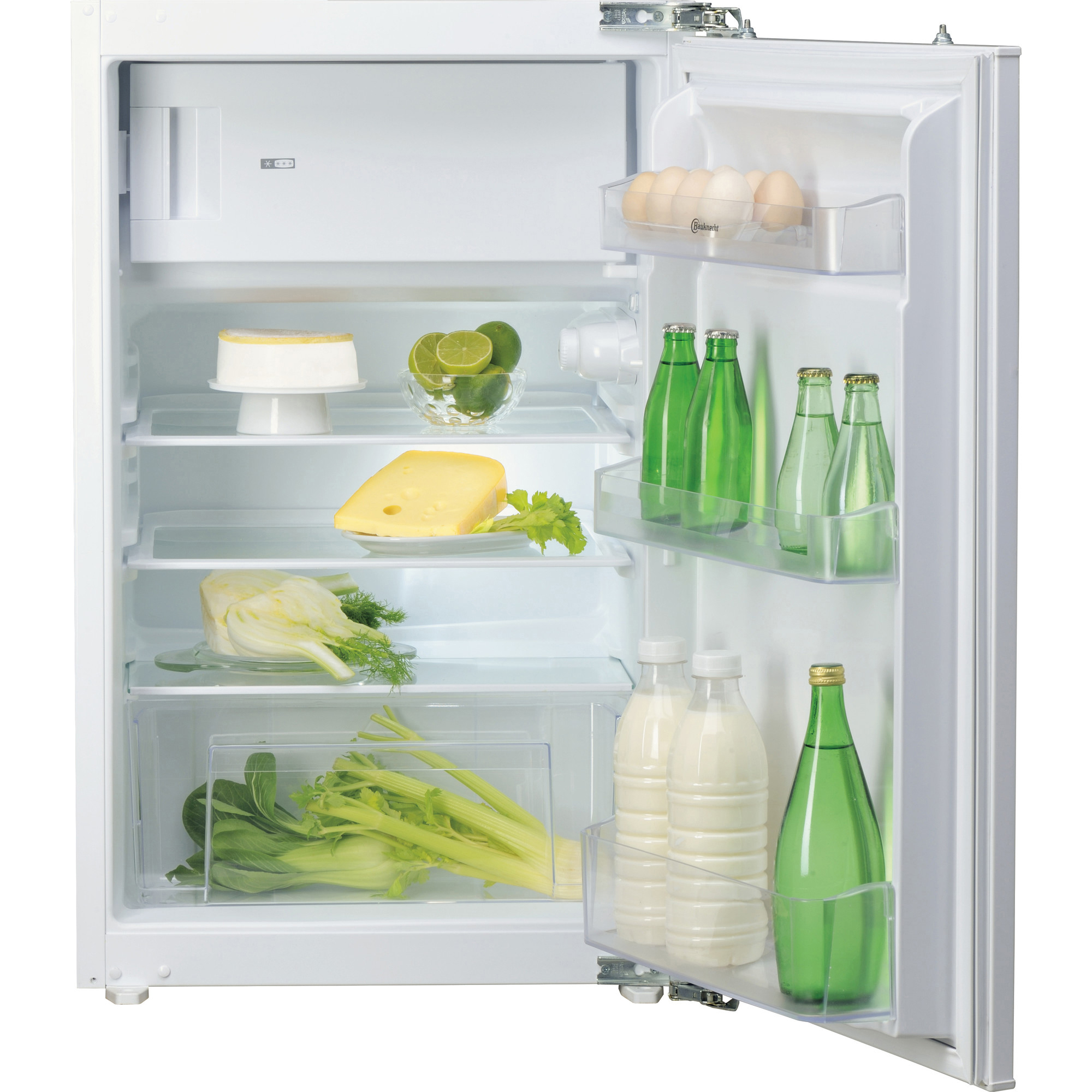 Ein offener weißer Kühlschrank mit Regalen, die Lebensmittel wie Käse, Zitronen, Eier und Milchflaschen enthalten.