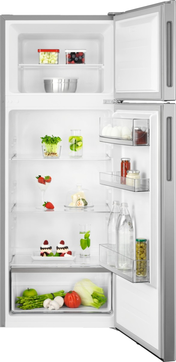 Ein offener Kühlschrank mit Regalen. Er enthält Lebensmittel wie Obst, Gemüse und Wasserflaschen.
