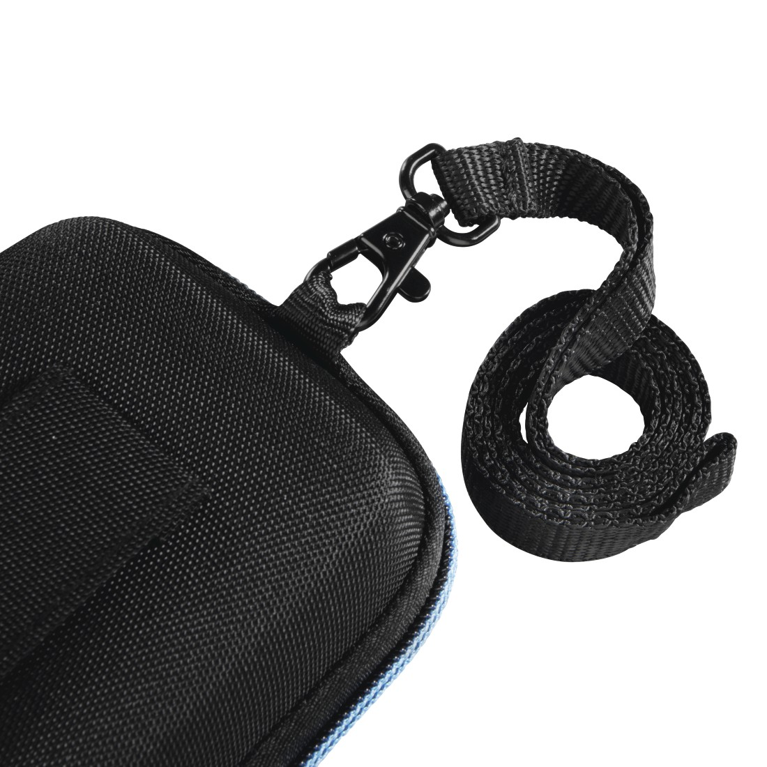 Ein schwarzes Etui mit einem Trageriemen. Das Etui befindet sich auf weißem Hintergrund. Der Gurt ist aufgerollt.