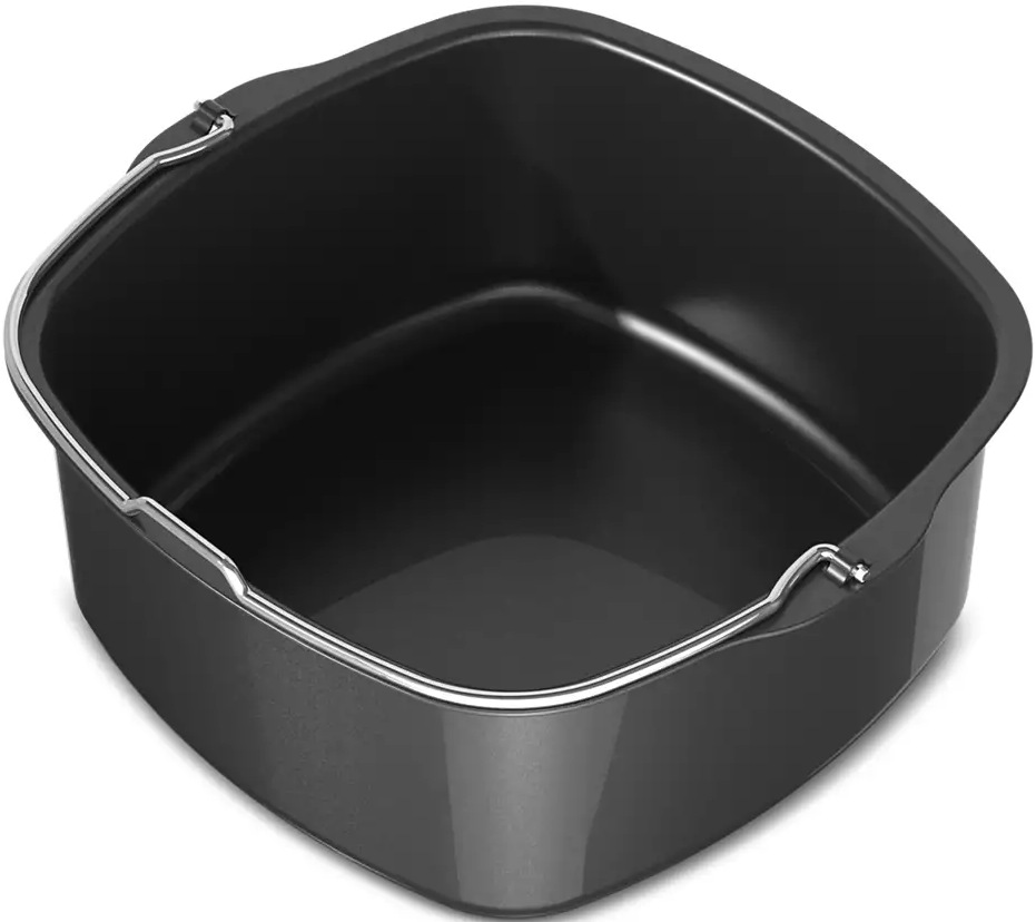 Schwarzer Heißluftfritteusenkorb mit silbernem Griff, von oben gesehen auf weißem Hintergrund.