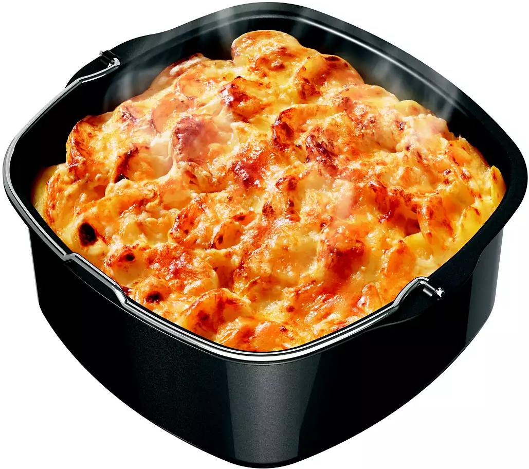 Gebackenes Pastagericht in einem schwarzen Airfryer-Korb. Das Essen ist braun und golden.
