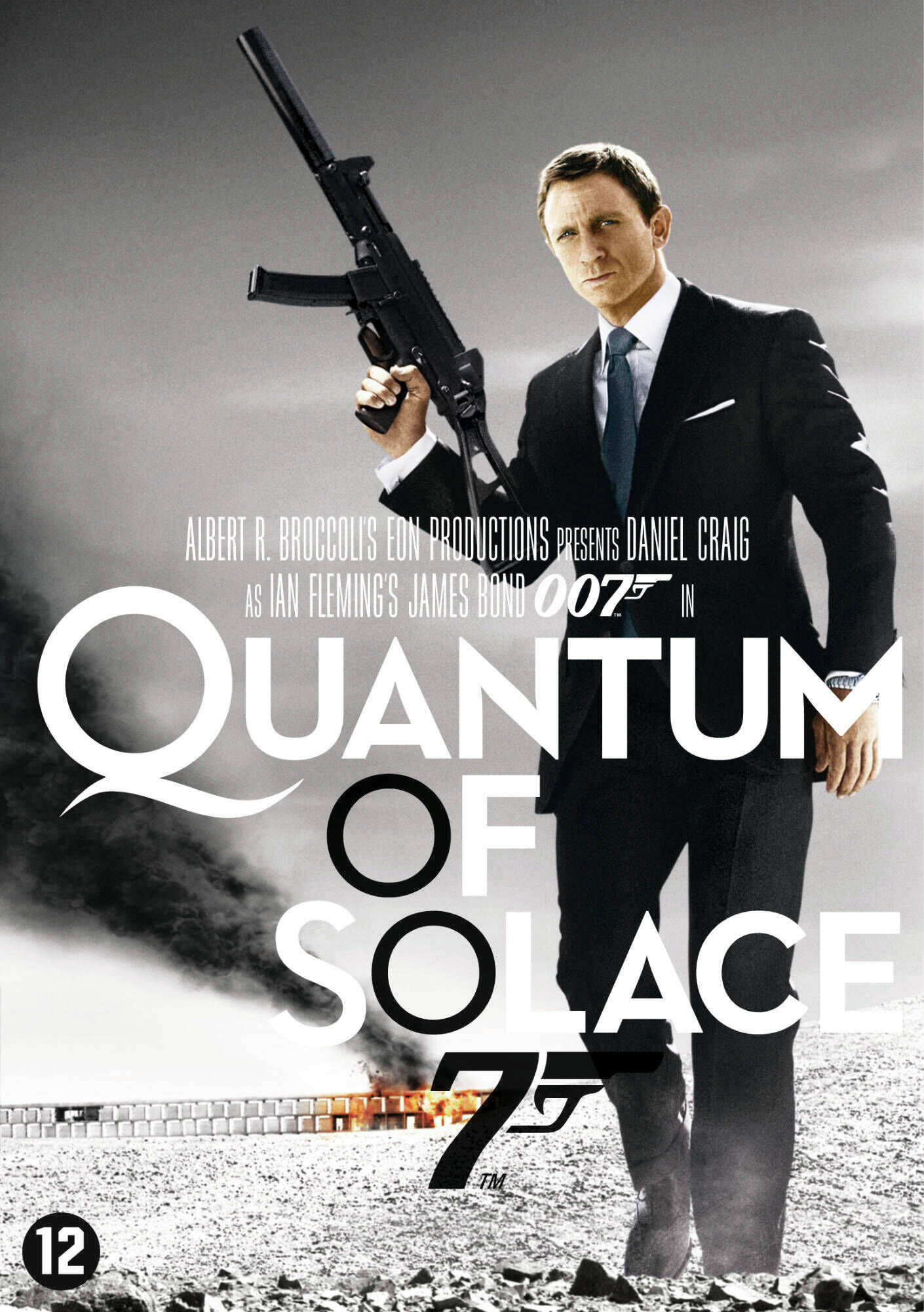 Affiche du film 'Quantum of Solace', avec Daniel Craig tenant une arme.