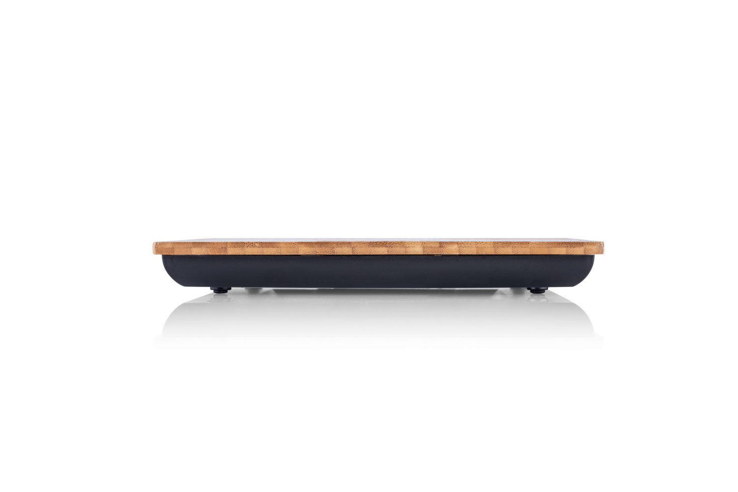 Egy fa vágódeszka sötétszürke alapon, fehér felületen. A design minimalista.