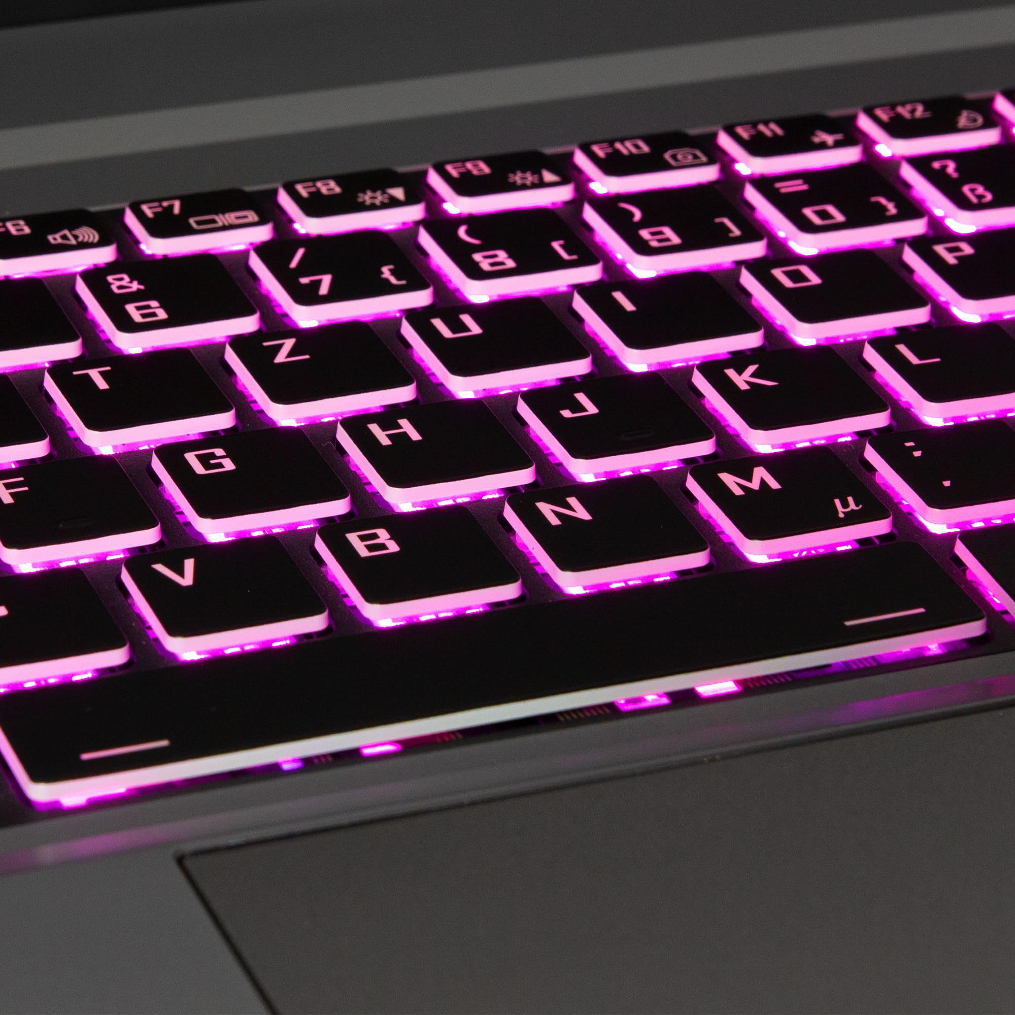 Nahaufnahme einer Gaming-Tastatur mit leuchtend pinker Hintergrundbeleuchtung und dunklen Tasten.