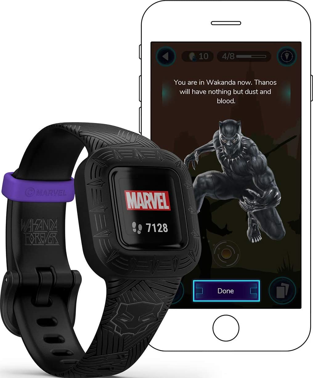 Schwarze Smartwatch mit Marvel-Logo und Black Panther-Design, und ein Telefon mit App-Info.