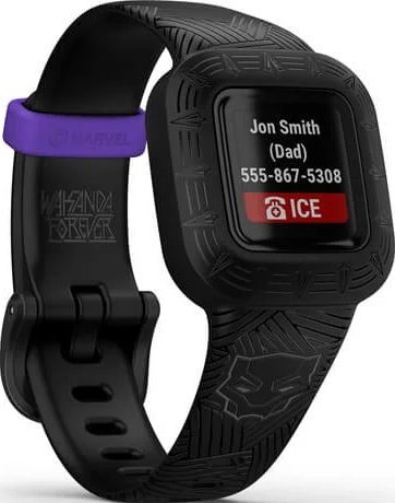 Schwarze Smartwatch mit lila Akzent. Zeigt Name, Telefonnummer und Notfallinfos.