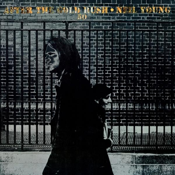 Pochette de l'album 'After the Gold Rush' de Neil Young. Avec Young et une autre personne marchant.