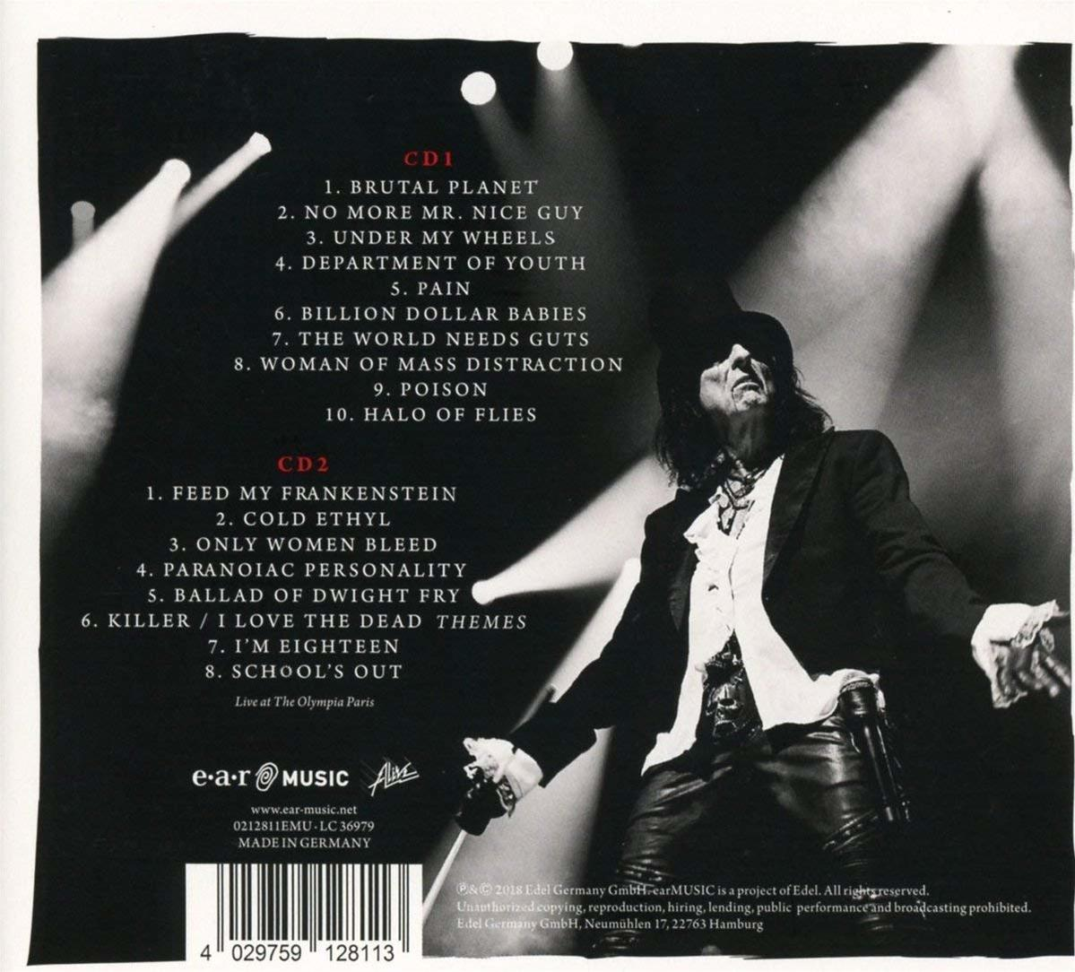 Alice Cooper dallistával; fekete öltönyös és kalapos férfi, fények a háttérben.