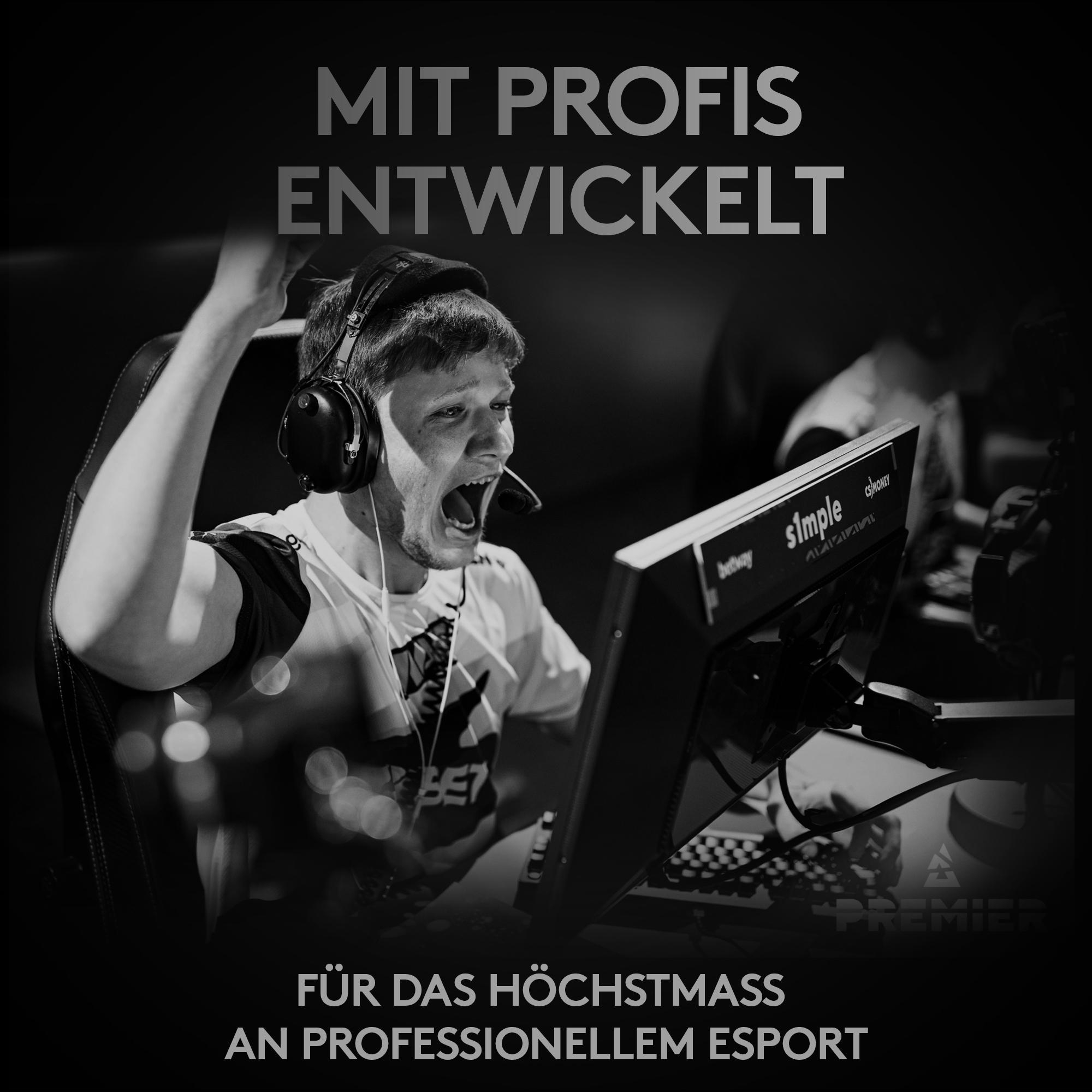 E-Sport-Szene, Gamer mit Headset schreit, Bildschirm beobachtend. Text: 'MIT PROFIS ENTWICKLET'.