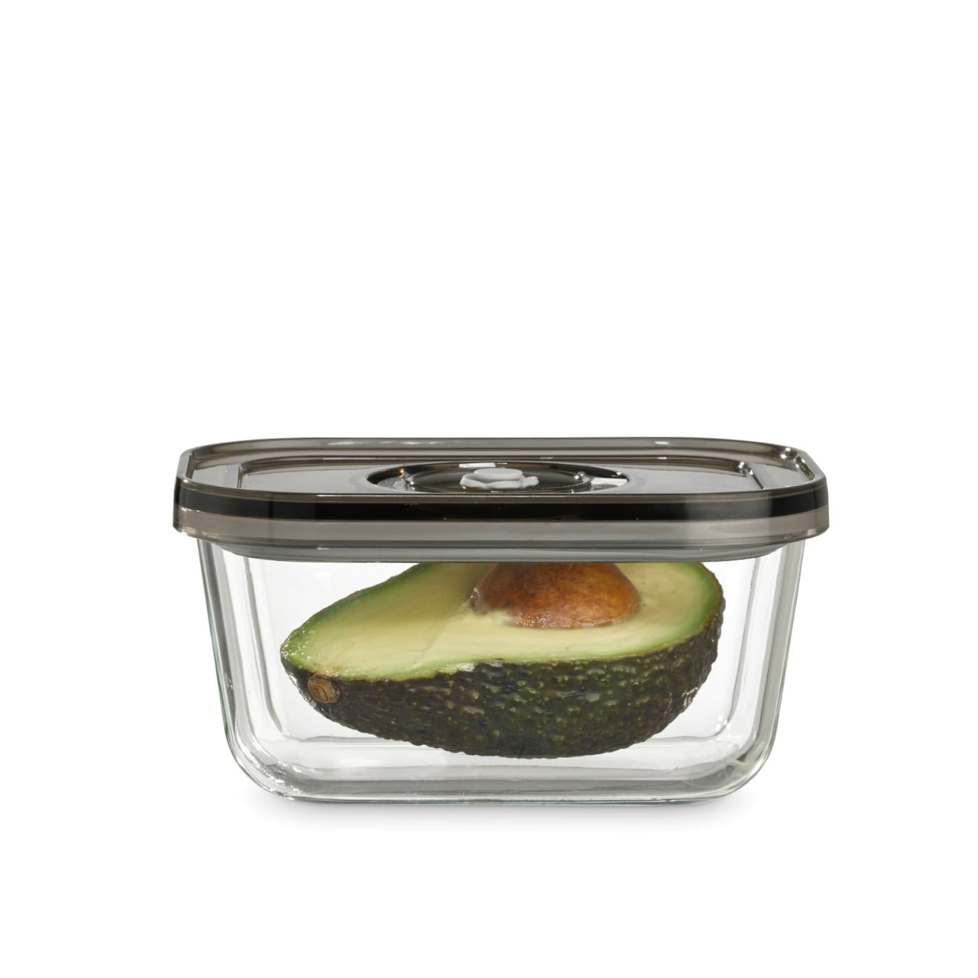 Avocado-Hälfte in einem durchsichtigen quadratischen Behälter mit grauem Deckel. Weißer Hintergrund.