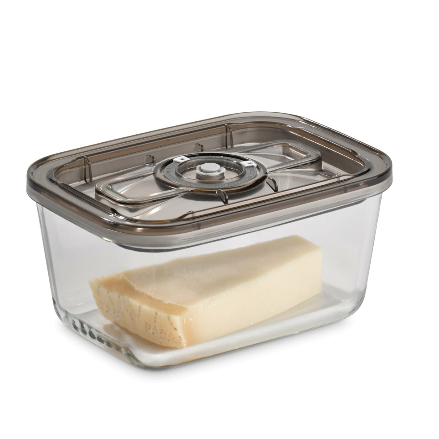 Transparenter rechteckiger Lebensmittelbehälter mit dunklem Deckel, enthält ein Stück Käse.