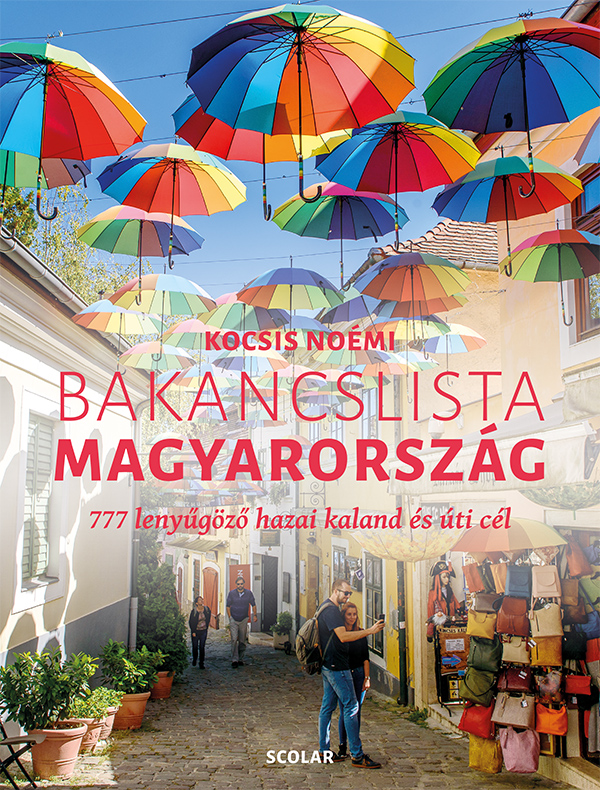Könyvborító színes esernyőkkel egy utca felett. Magyar nyelvű szöveg.