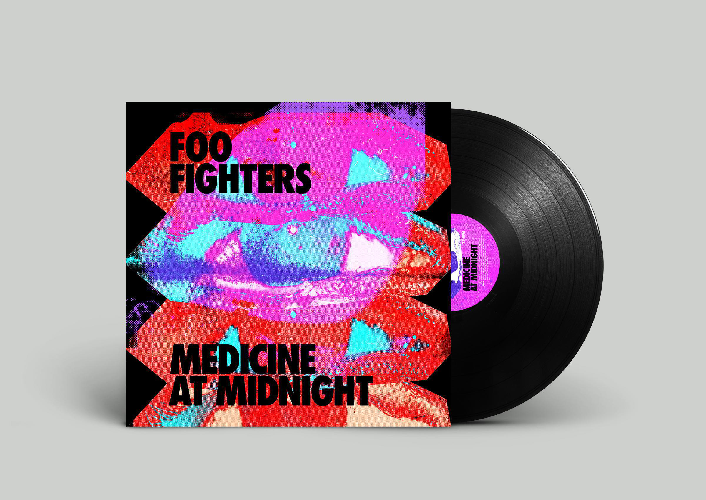 Foo Fighters Albumcover mit Vinyl-Schallplatte. Das Cover ist rot und pink mit Text.