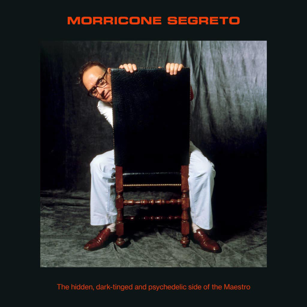 Cover-Art mit einem Mann, der sich hinter einem Stuhl versteckt, Titel 'Morricone Segreto'.