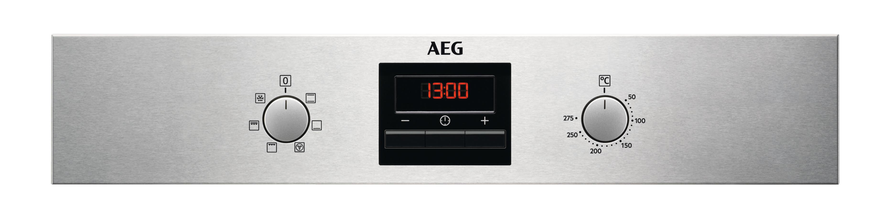Ein Edelstahl-Backofen-Bedienfeld mit Knöpfen, Digitalanzeige und Tasten.