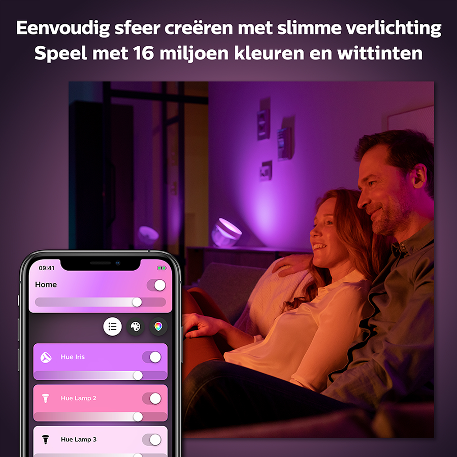 Een man en een vrouw kijken naar een telefoon met slimme verlichtingsbediening, in een paarse kamer.