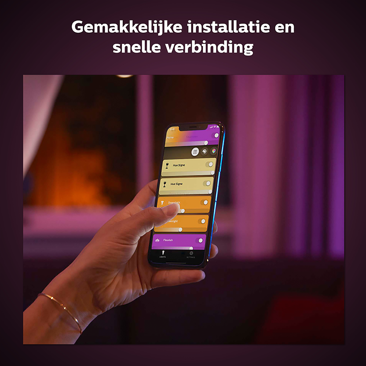Vrouw die een smartphone gebruikt om slimme lampen te bedienen.